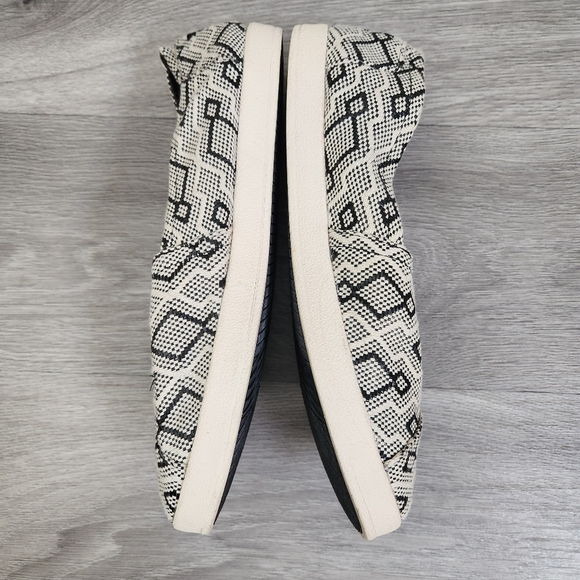 TOMS White and Black Shoes 9.5 Diamond Jacquard Aztec Weave Print - Picture 8 of 15